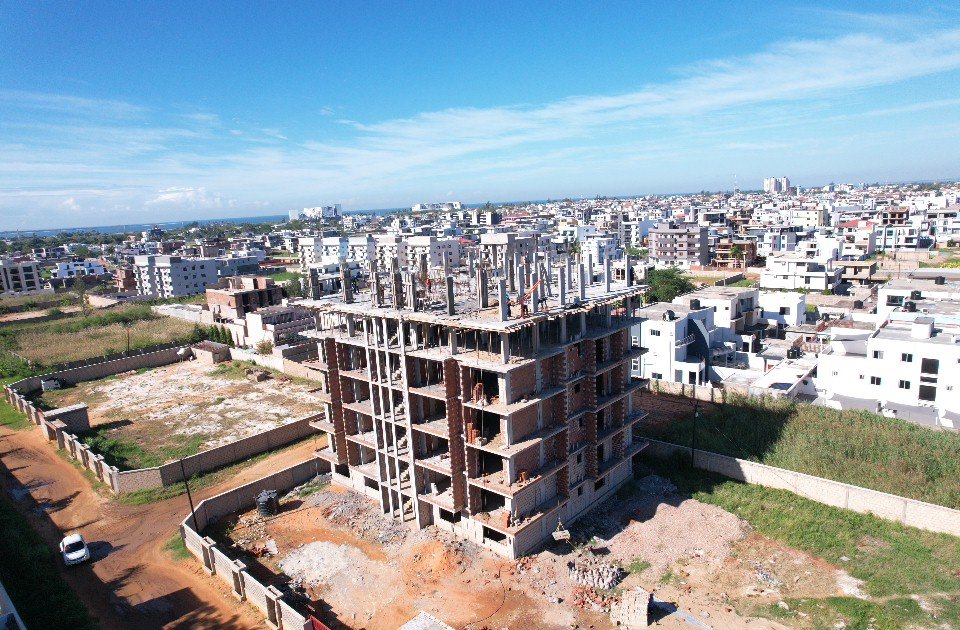 Vista lateral de drone da obra Monte Sereno